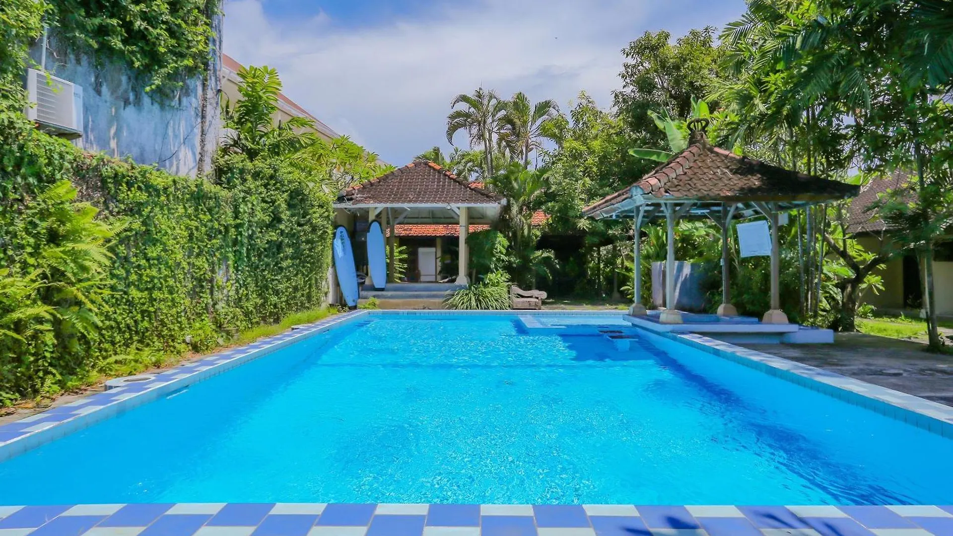 Oyo 4012 Ari Beach Inn Kuta  2*, Kuta (Bali)